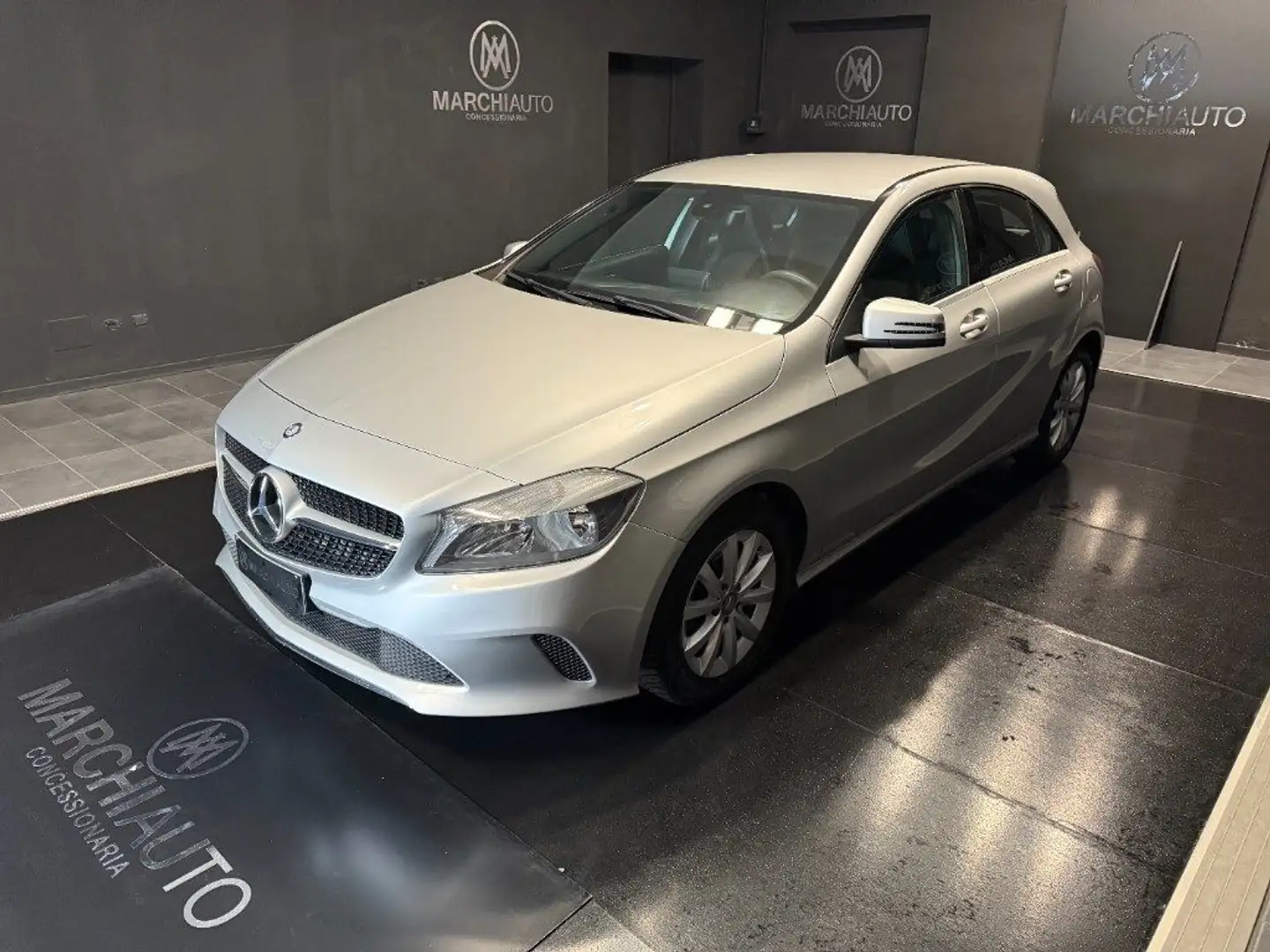 Mercedes-Benz A 160 d Business Srebrny - 1