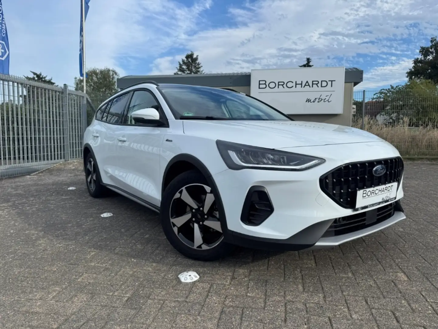 Ford Focus Turnier Active X 1.0EB*Mild-Hy.*Winter*Pano* Weiß - 2