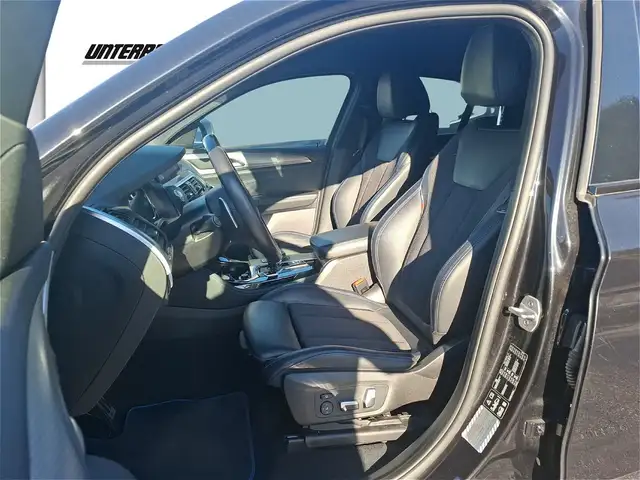 BMW X4 view 11