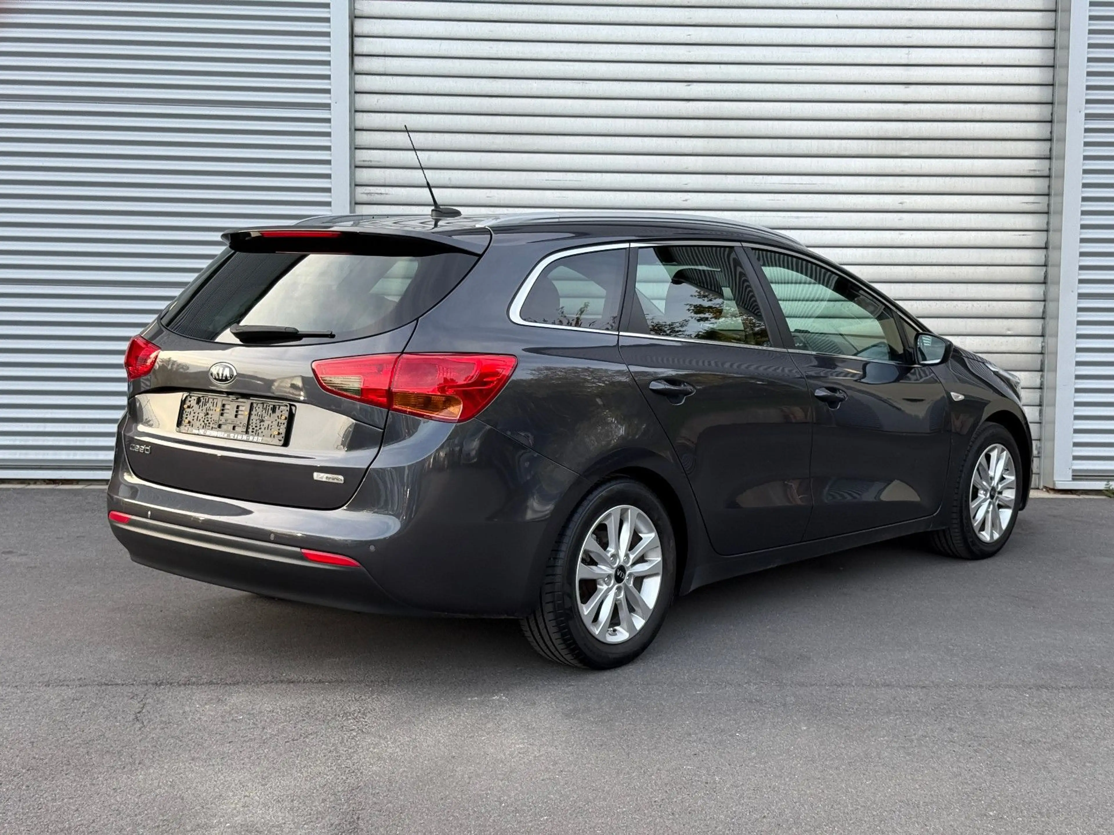 Kia Ceed SW / cee'd SW Cee'd Sportswagon UEFA Euro 2016 Navi PDC Kamera — photo 4