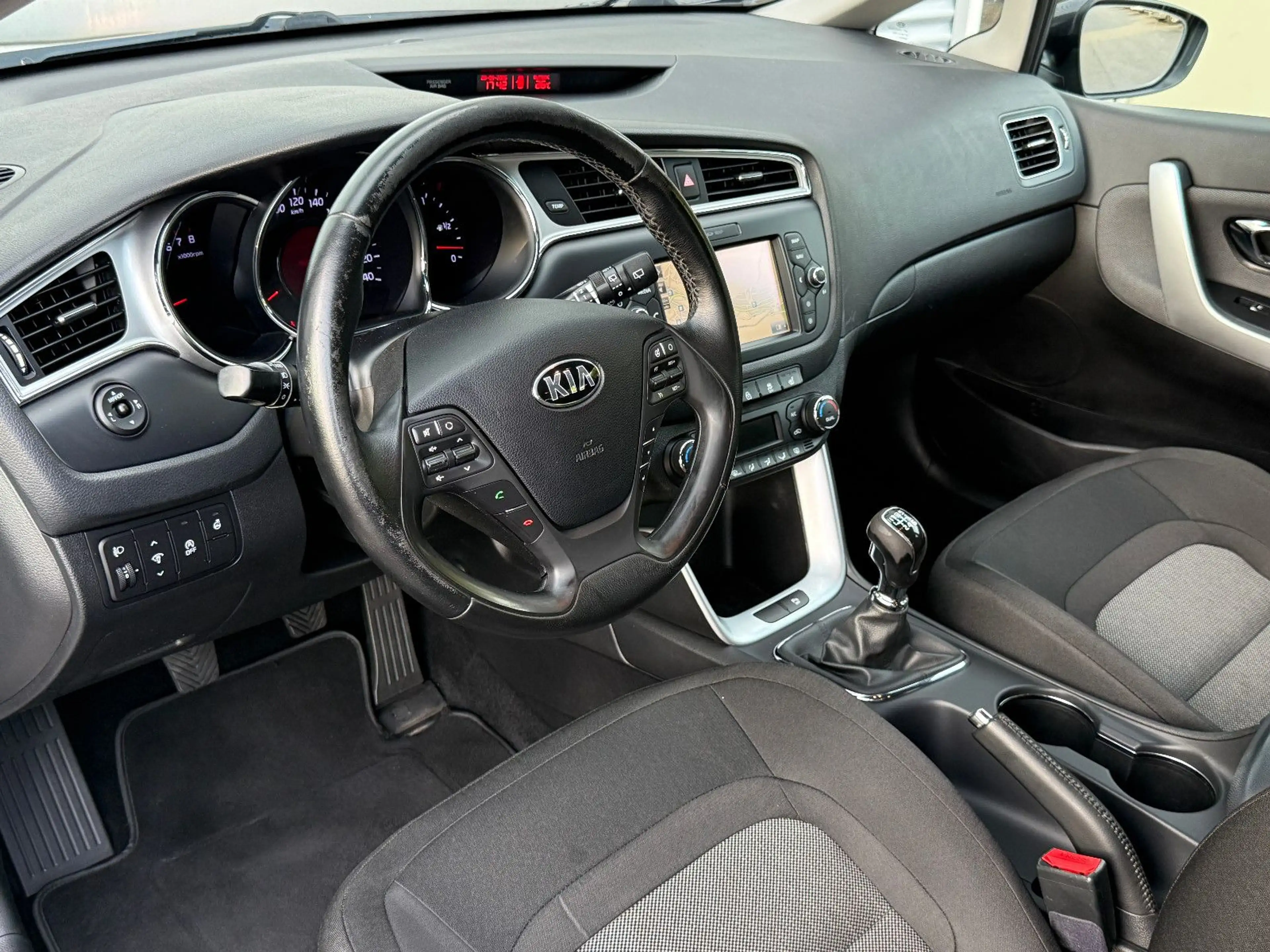 Kia Ceed SW / cee'd SW Cee'd Sportswagon UEFA Euro 2016 Navi PDC Kamera — photo 11