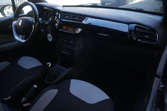 DS Automobiles DS 3 view 8