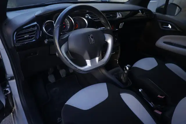 DS Automobiles DS 3 view 14
