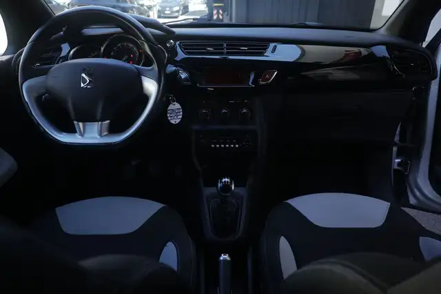 DS Automobiles DS 3 view 2
