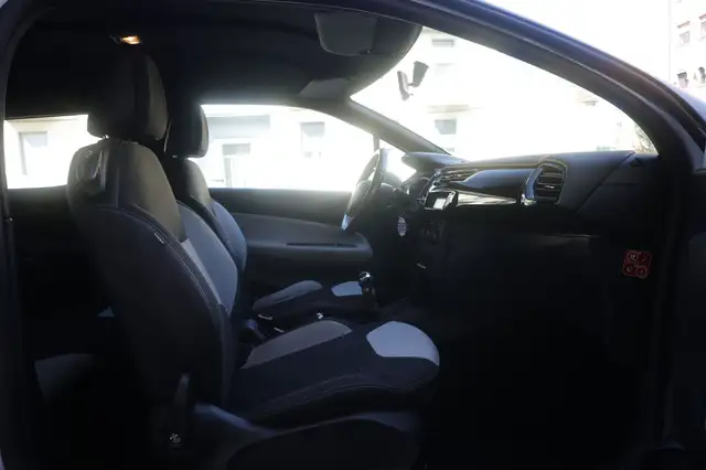 DS Automobiles DS 3 view 10