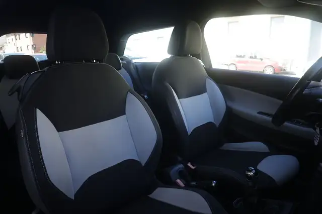 DS Automobiles DS 3 view 6