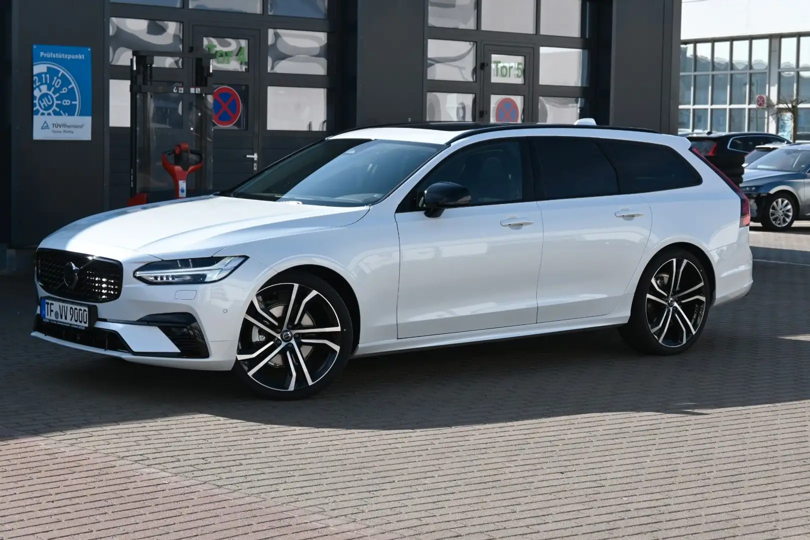 Volvo V90 B4 Diesel Plus Dark*Pano*360°*STHZG*21 Zoll* Weiß - 1