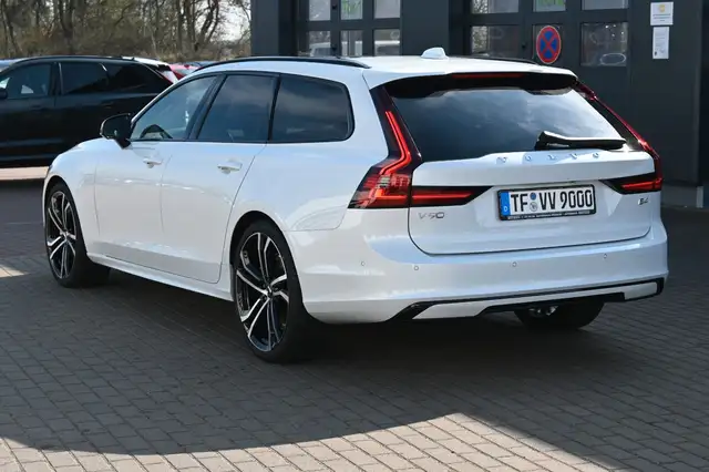 Volvo V90 view 3