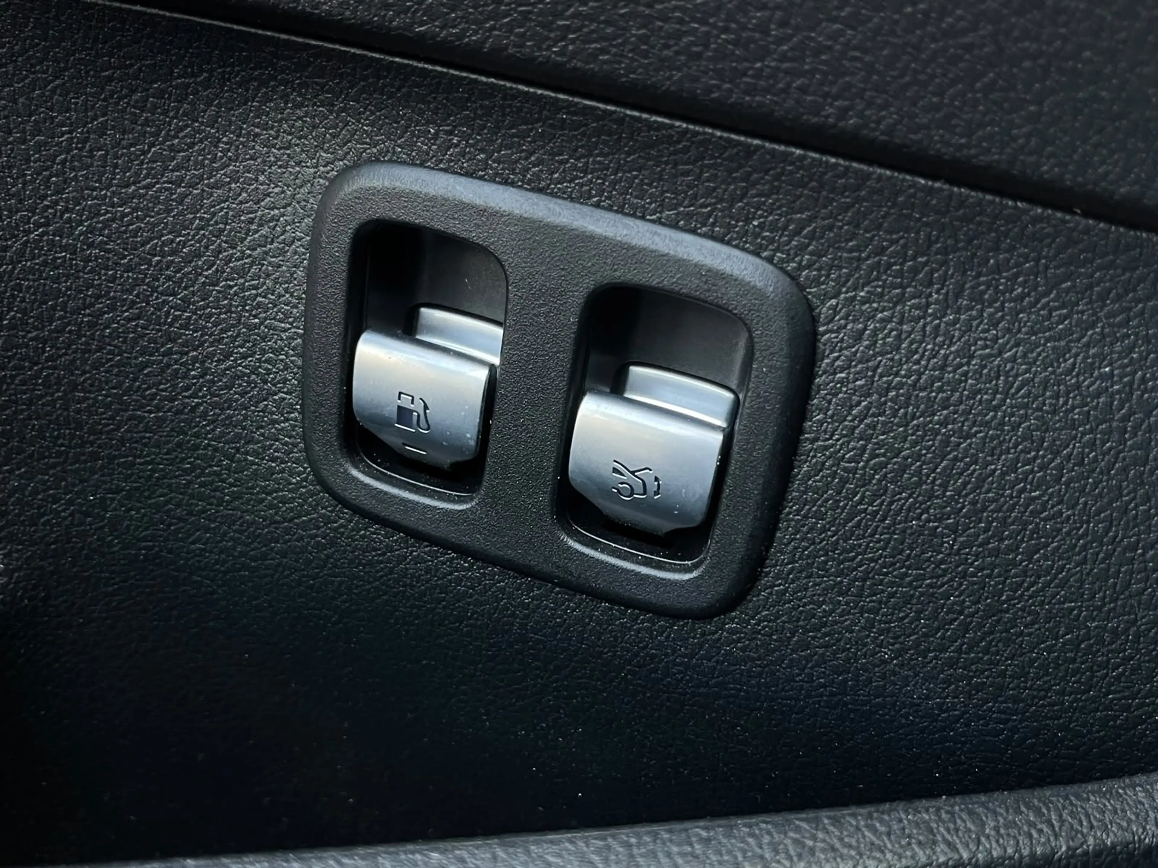 Mercedes-Benz C 300 e AMG Line — photo 12