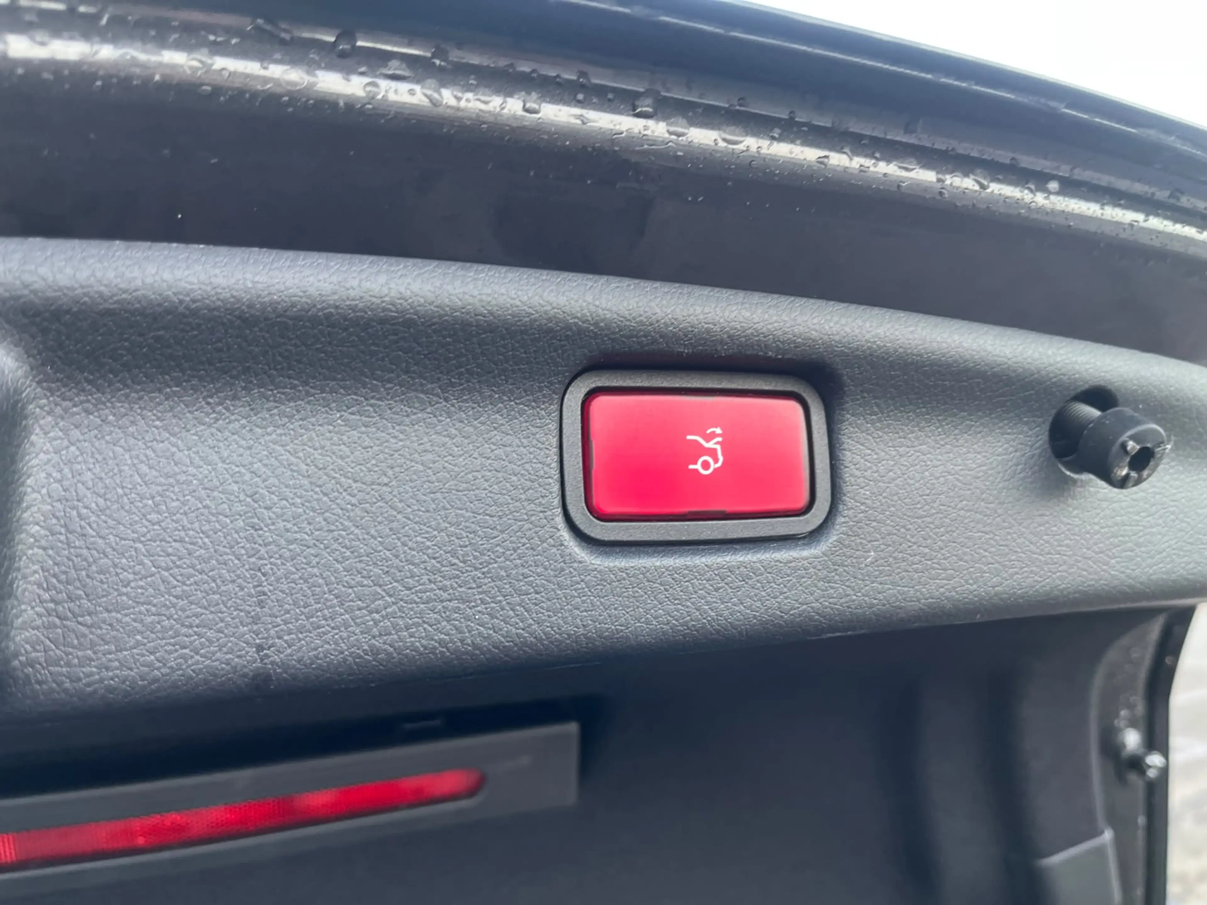 Mercedes-Benz C 300 e AMG Line — photo 8