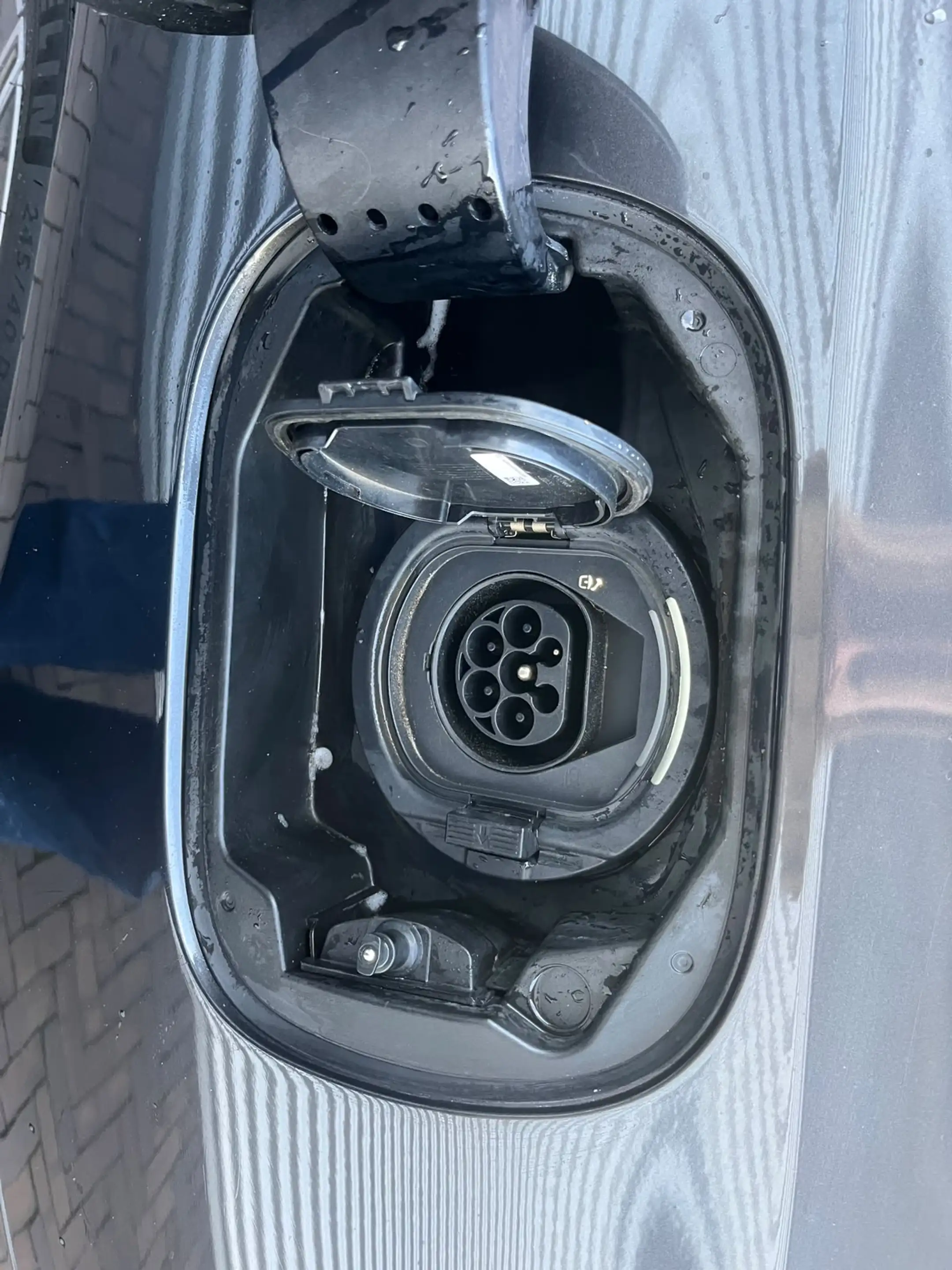 Mercedes-Benz C 300 e AMG Line — photo 11