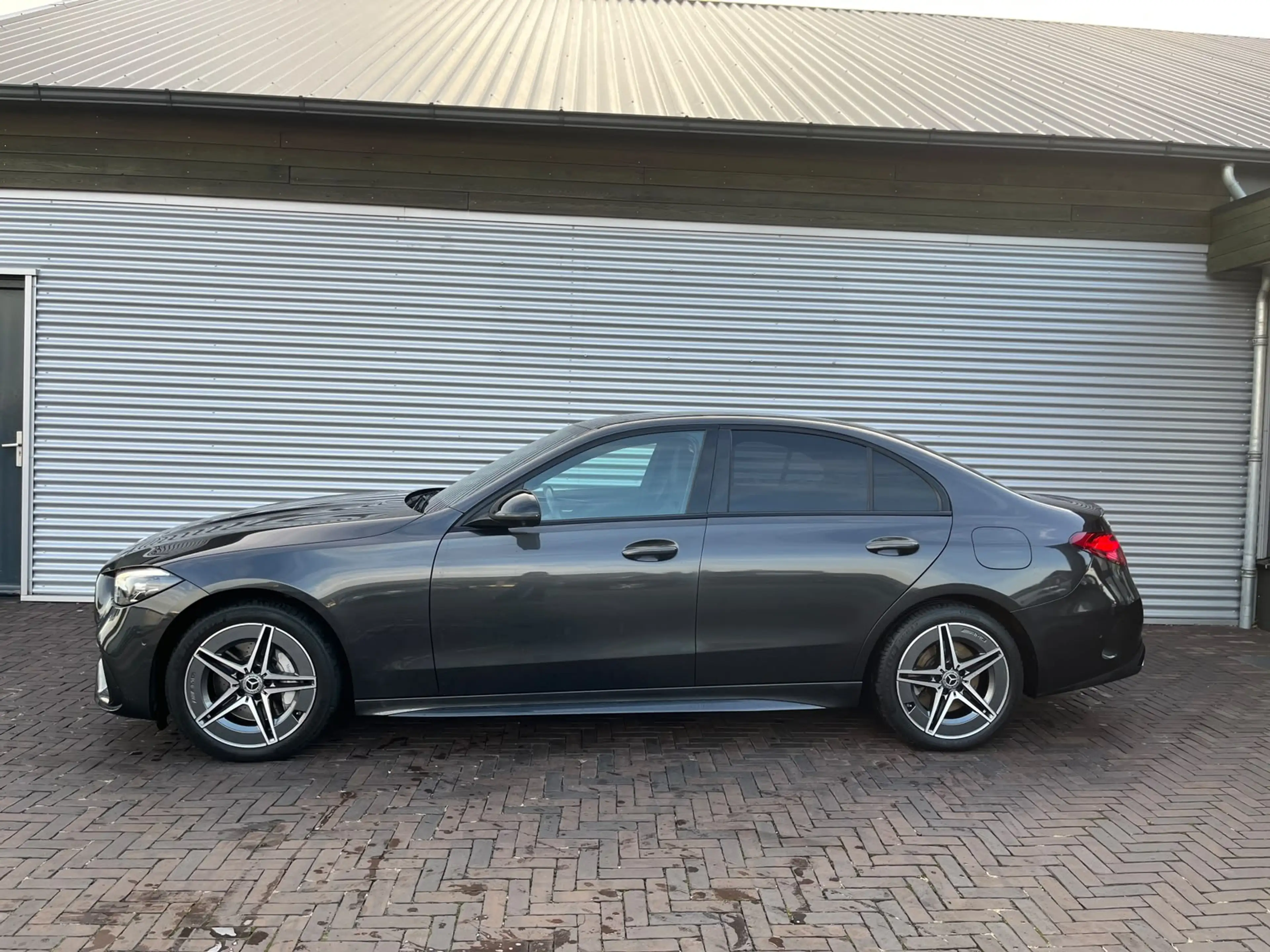 Mercedes-Benz C 300 e AMG Line — photo 4
