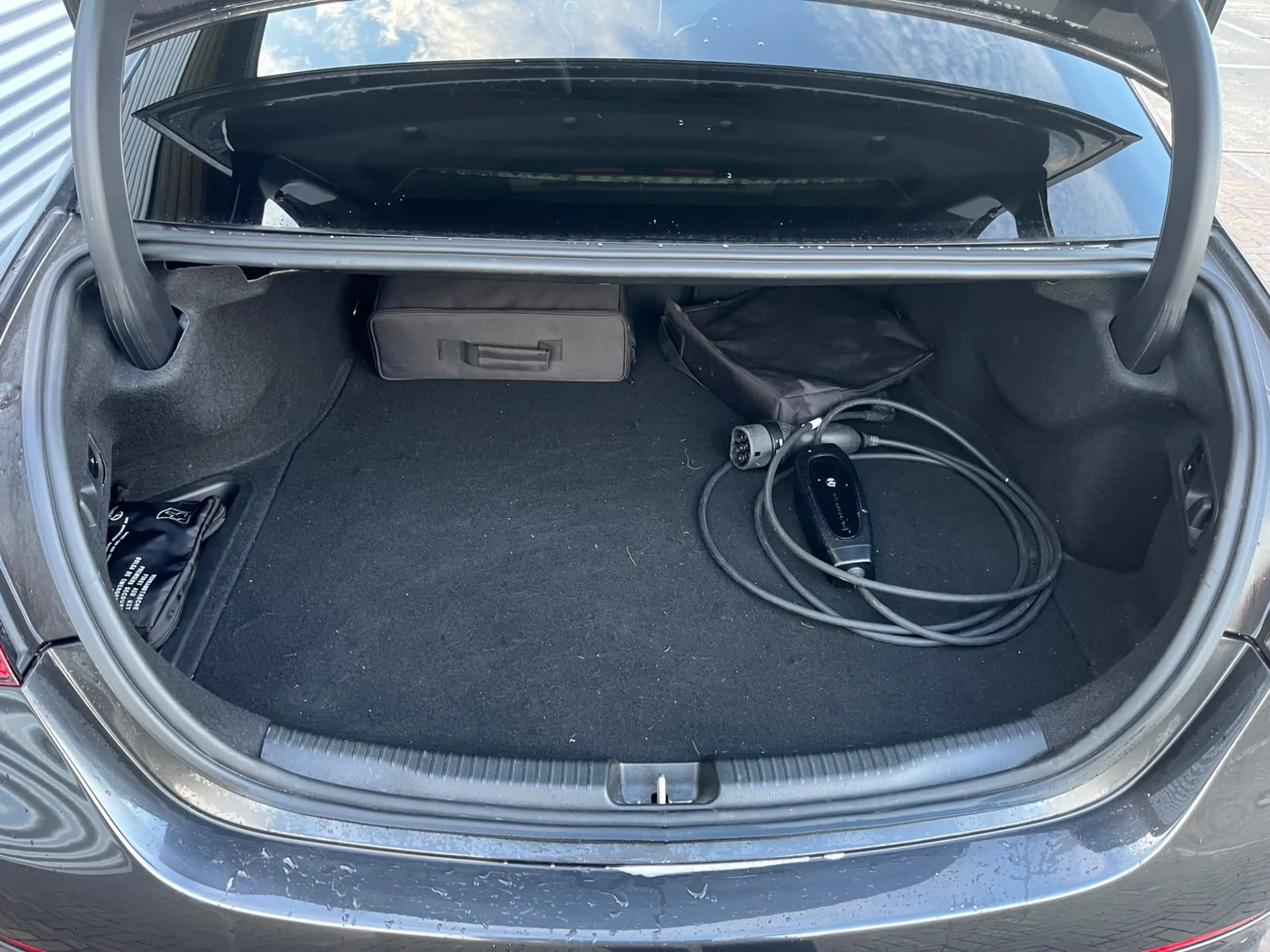 Mercedes-Benz C 300 e AMG Line — photo 9