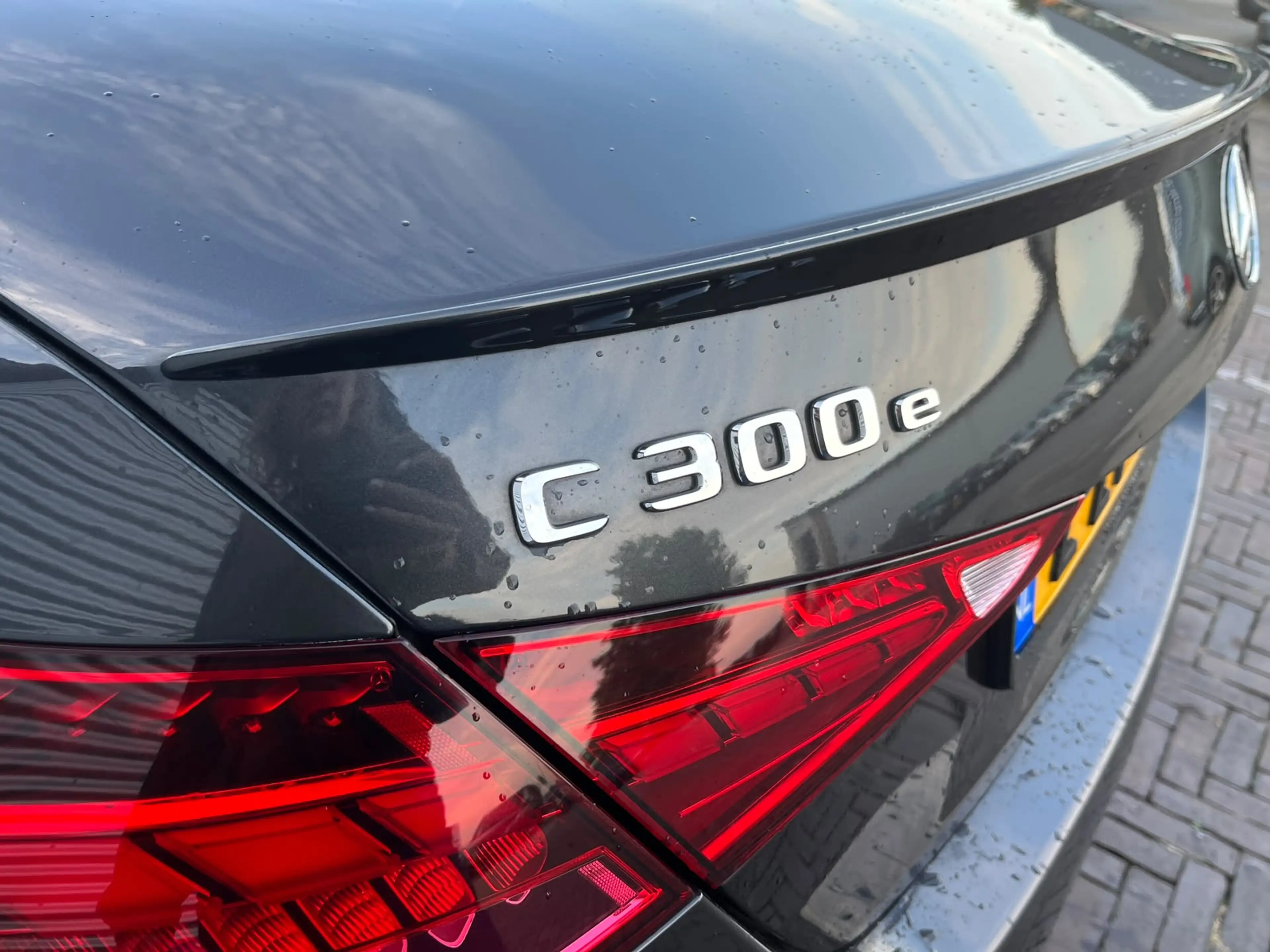 Mercedes-Benz C 300 e AMG Line — photo 10