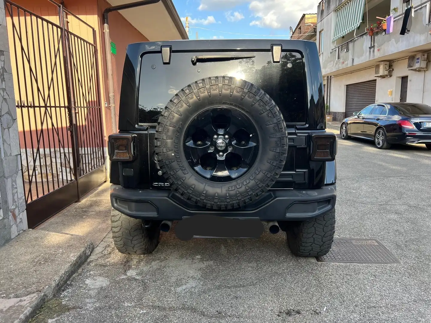 Jeep Wagoneer Sahara - 2