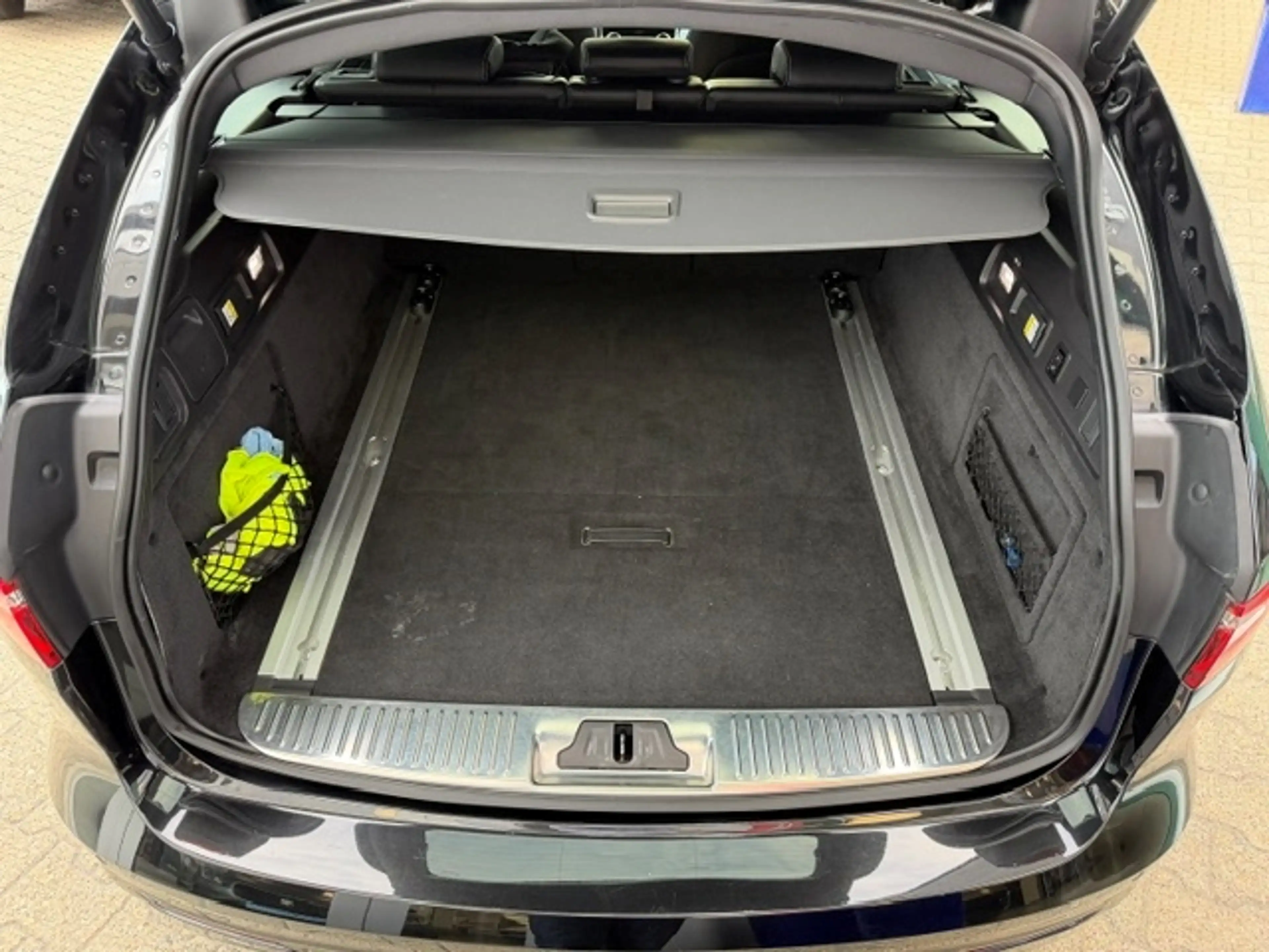 Jaguar XF 2.0 Sportbrake R-Dynamic AWD AHK 21'' Meridian LED — photo 9
