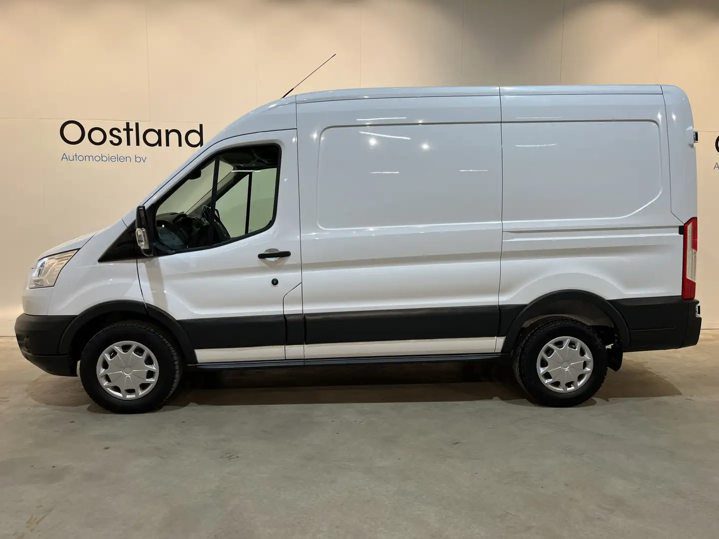 Ford Transit 2.0 TDCI L2H2 130 PK Trend / Euro 6 / Airco / Crui Weiß - 2