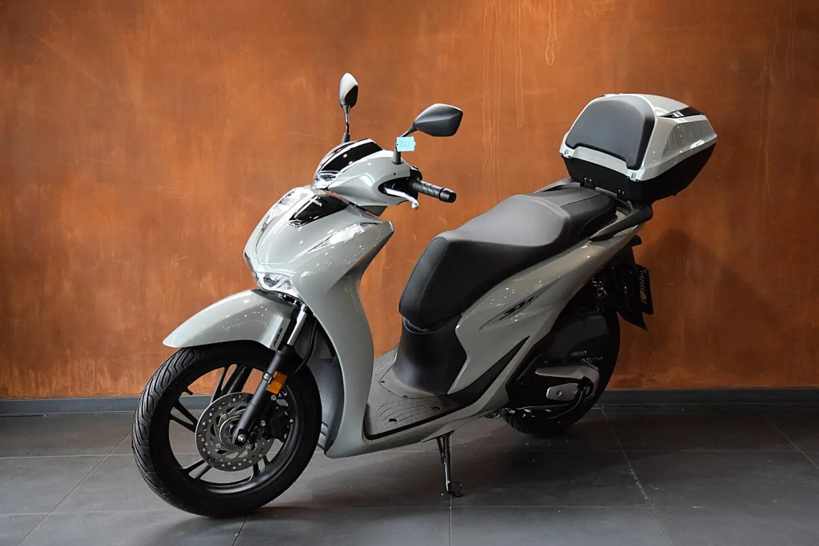 Honda SH125i + Topbox - 2
