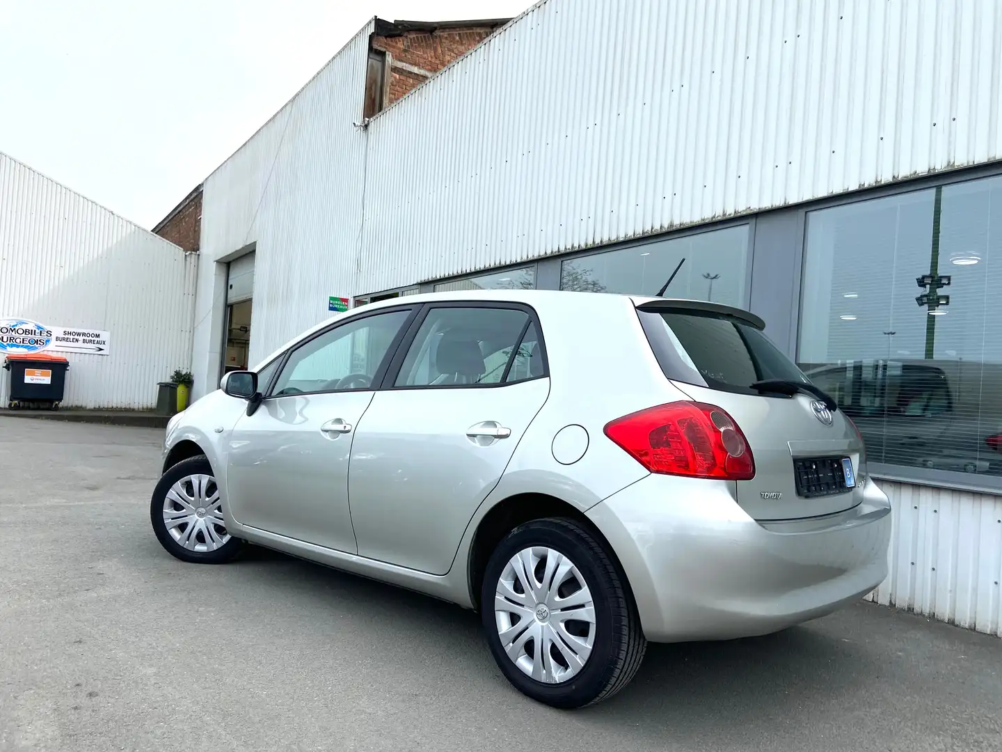 Toyota Auris 1.6i *Essence* Aut. *Linea Sol* Grigio - 2