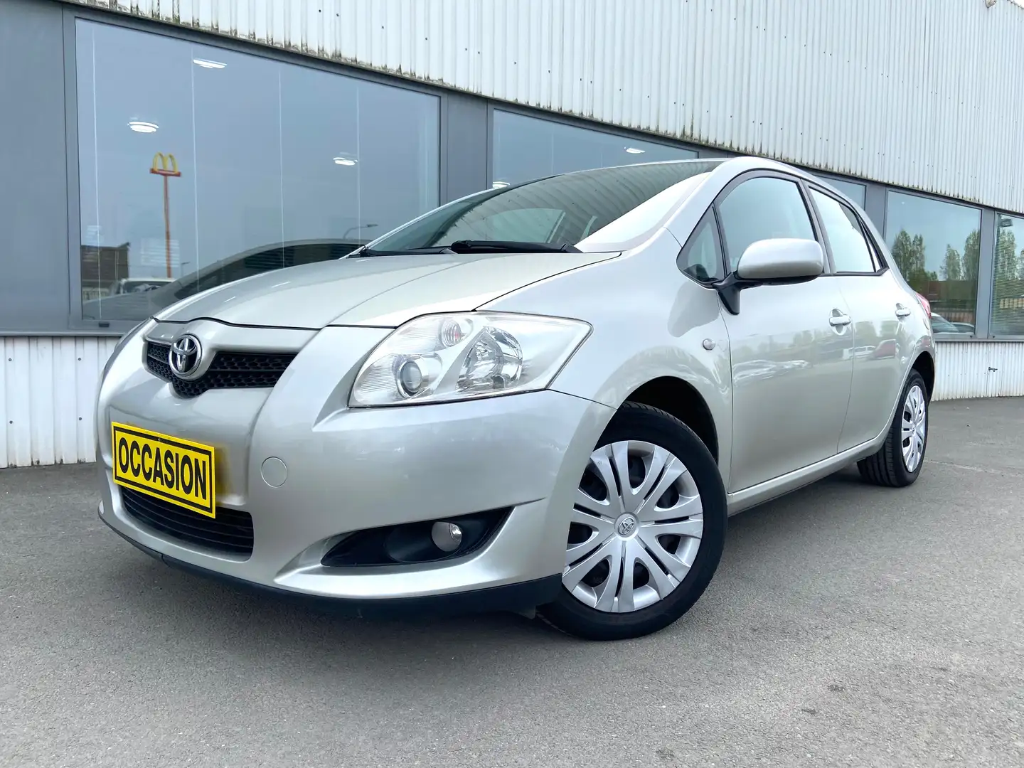 Toyota Auris 1.6i *Essence* Aut. *Linea Sol* Gris - 1