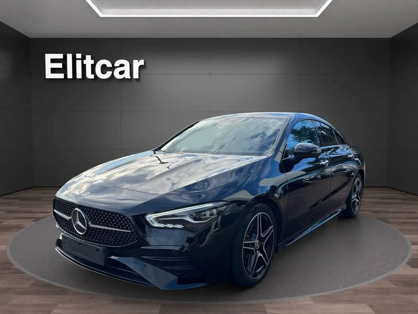 Mercedes-Benz CLA 200 Automatic AMG Line Schwarz - 1