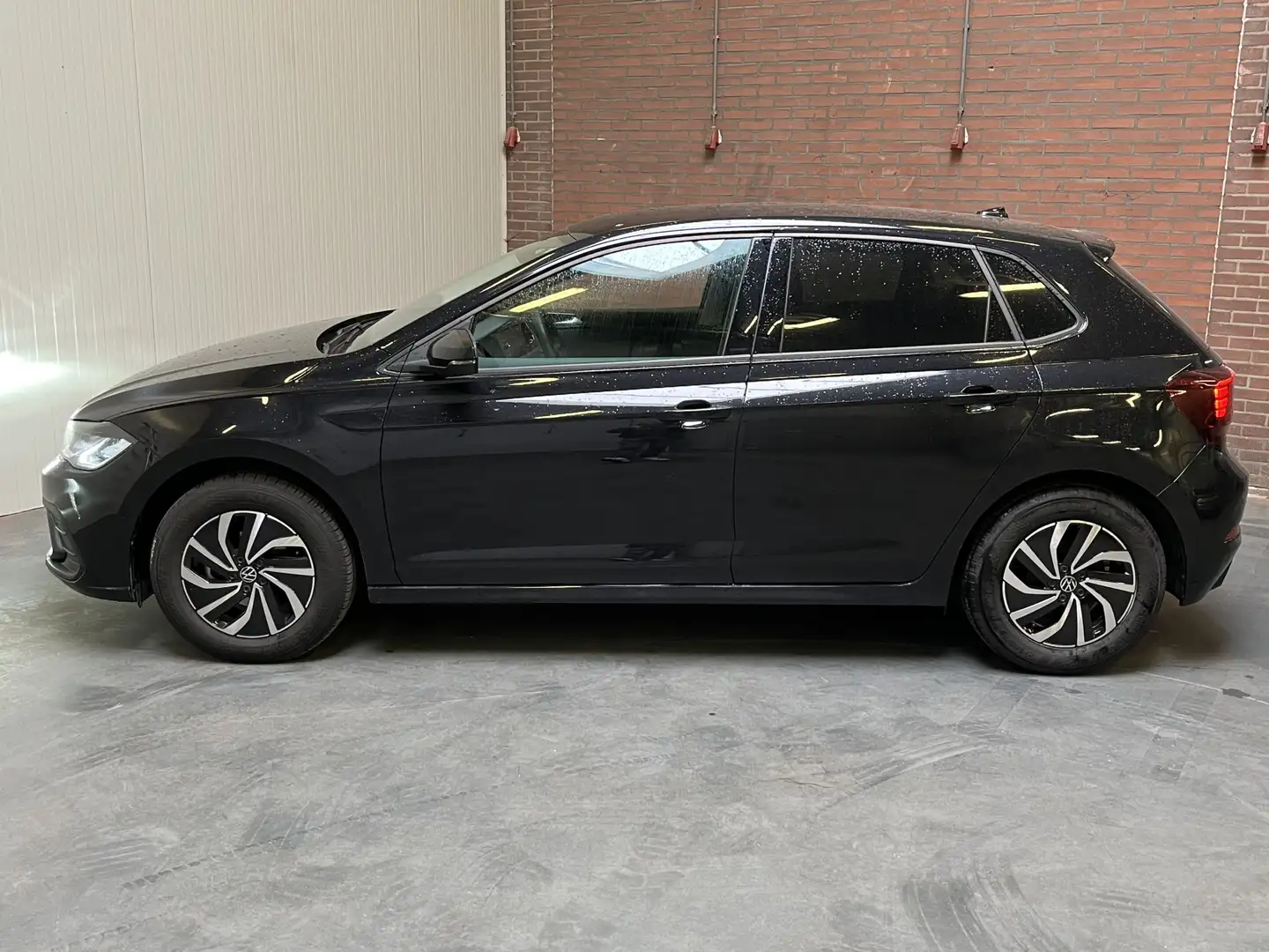 Volkswagen Polo 1.0 TSI Life Edition / AUTOMAAT/ GARANTIE TM 09-20 Zwart - 2