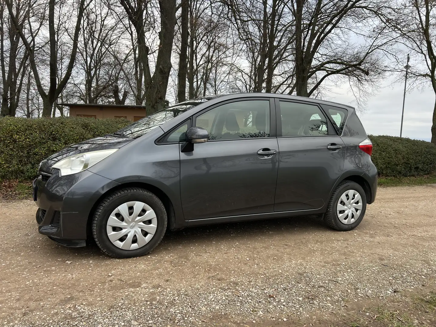 Toyota Verso-S Verso S Diesel Verso S 1.4 D-4D Grau - 1