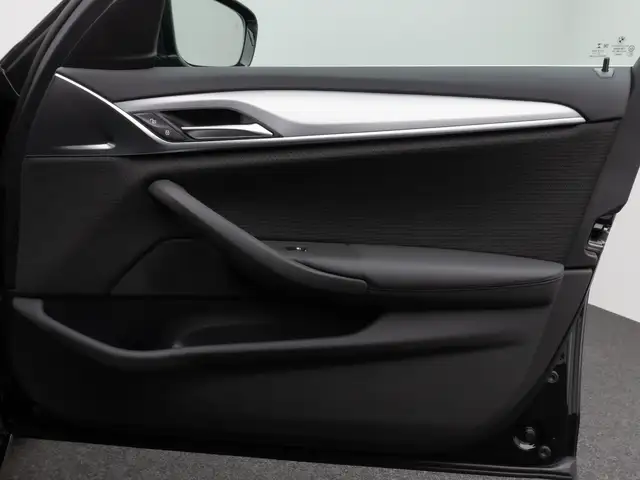BMW 5 Series view 30