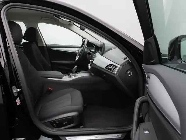 BMW 5 Series view 24