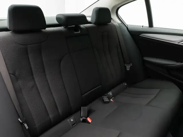 BMW 5 Series view 29