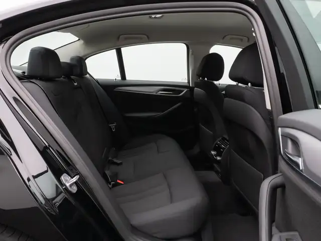 BMW 5 Series view 26