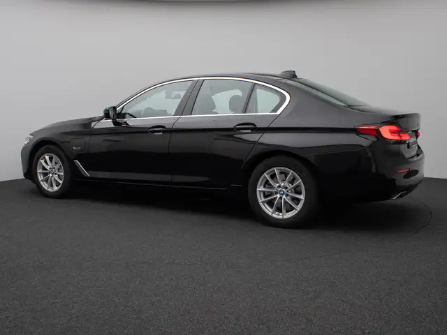 BMW 5 Series view 10