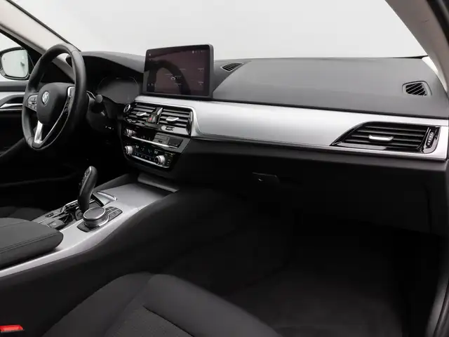 BMW 5 Series view 23