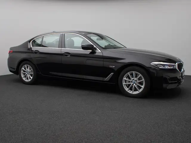 BMW 5 Series view 4