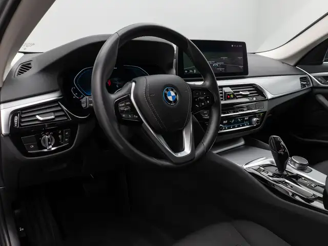 BMW 5 Series view 20