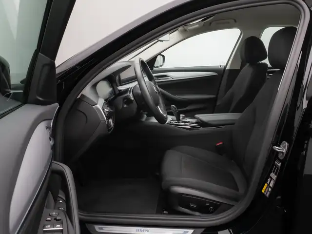 BMW 5 Series view 19