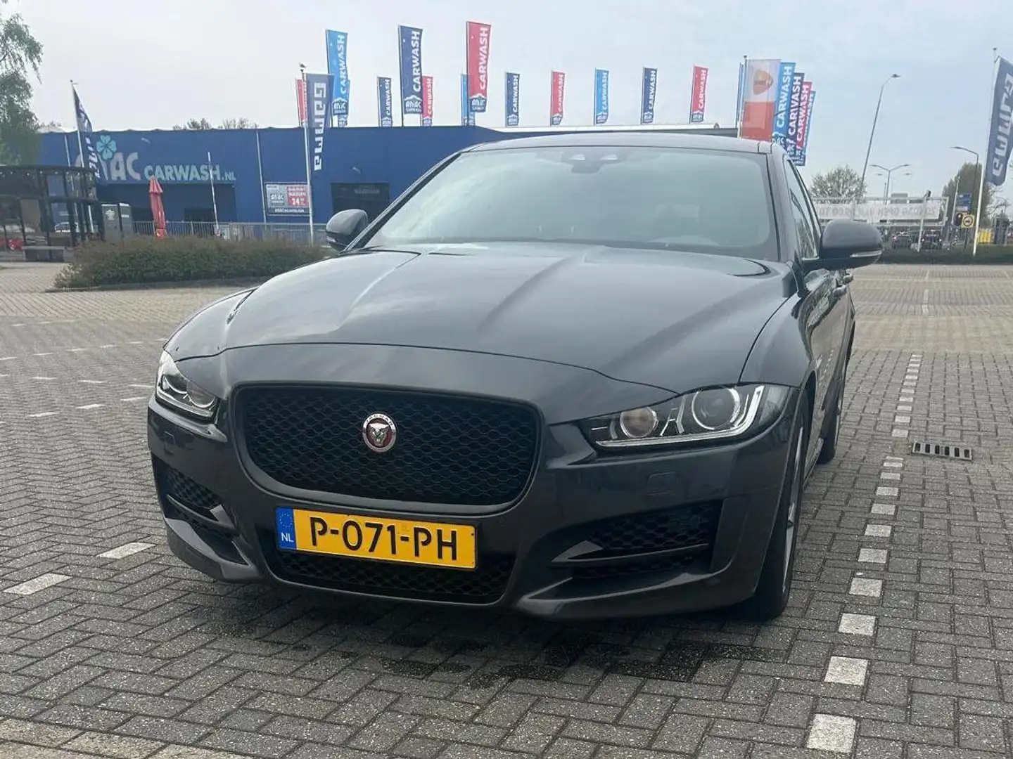 Jaguar XE XE 2.0t R-Sport Grijs - 1