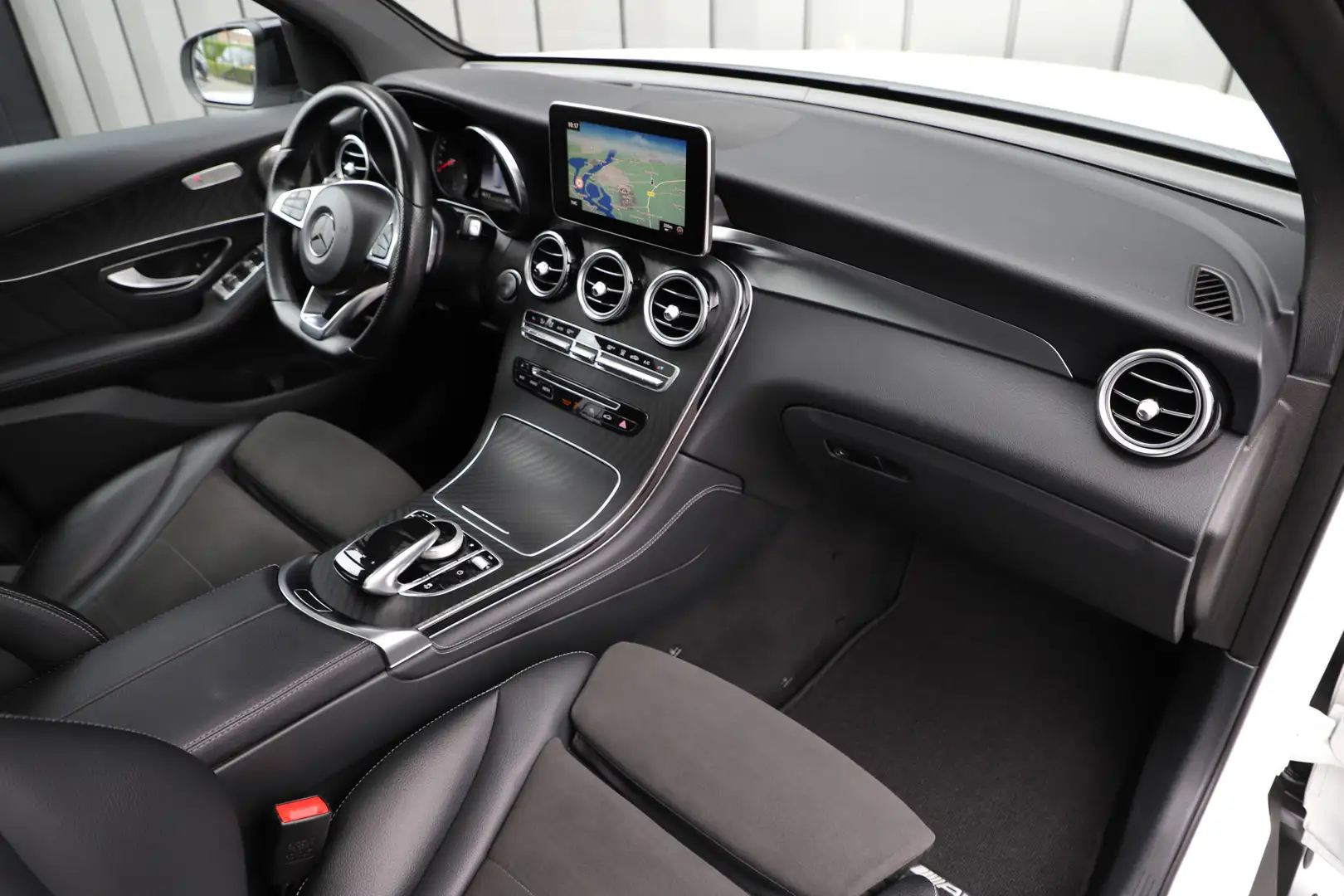 Mercedes-Benz GLC 250 4-Matic Aut9 | 211PK | Luchtvering | Sfeerverlicht Wit - 2