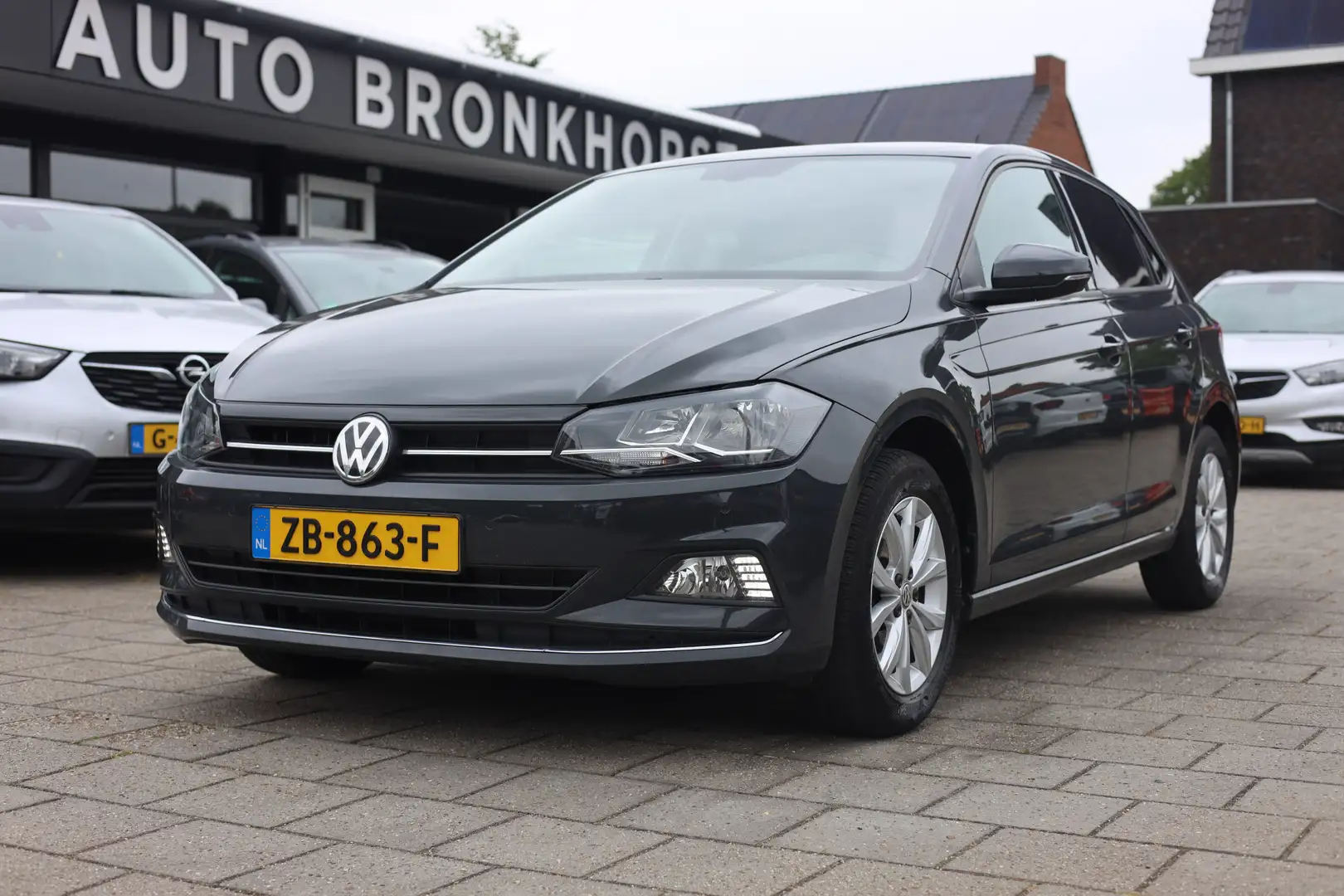 Volkswagen Polo 1.0 TSI COMFORTLINE | NAVI | CLIMA | CARPLAY Grijs - 1