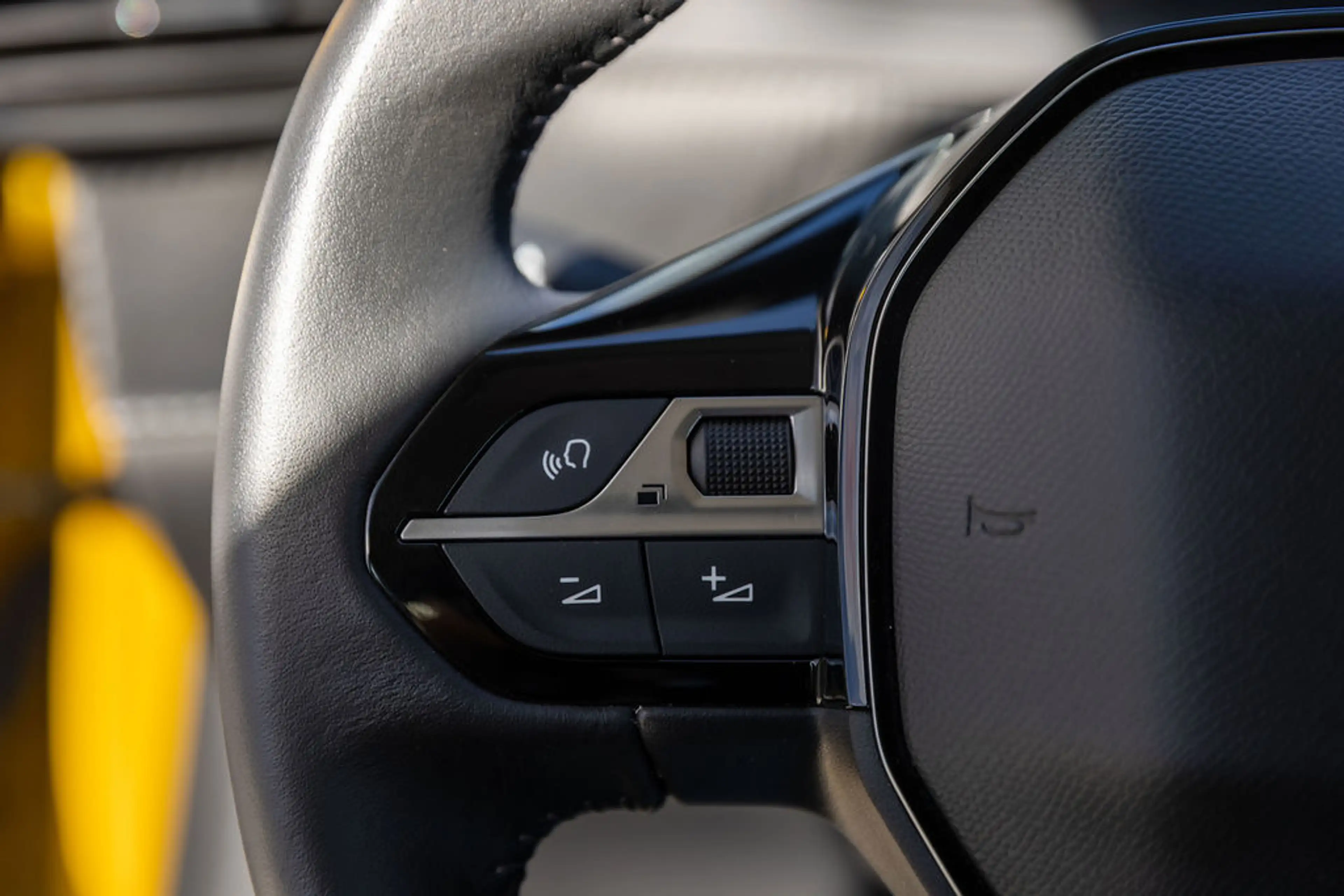 Peugeot e-208 EV Active Pack 50 kWh Head up display — photo 12