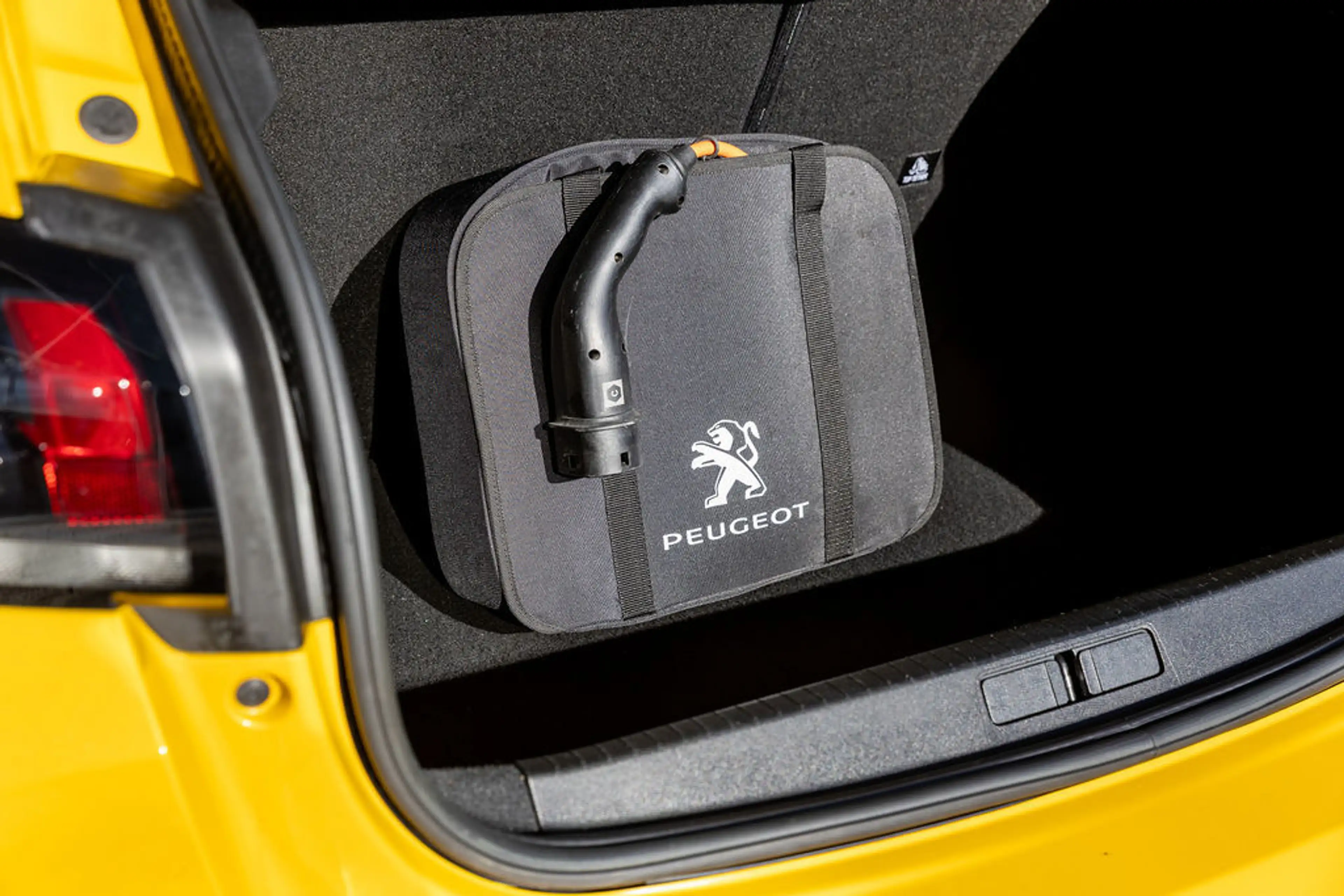 Peugeot e-208 EV Active Pack 50 kWh Head up display — photo 42