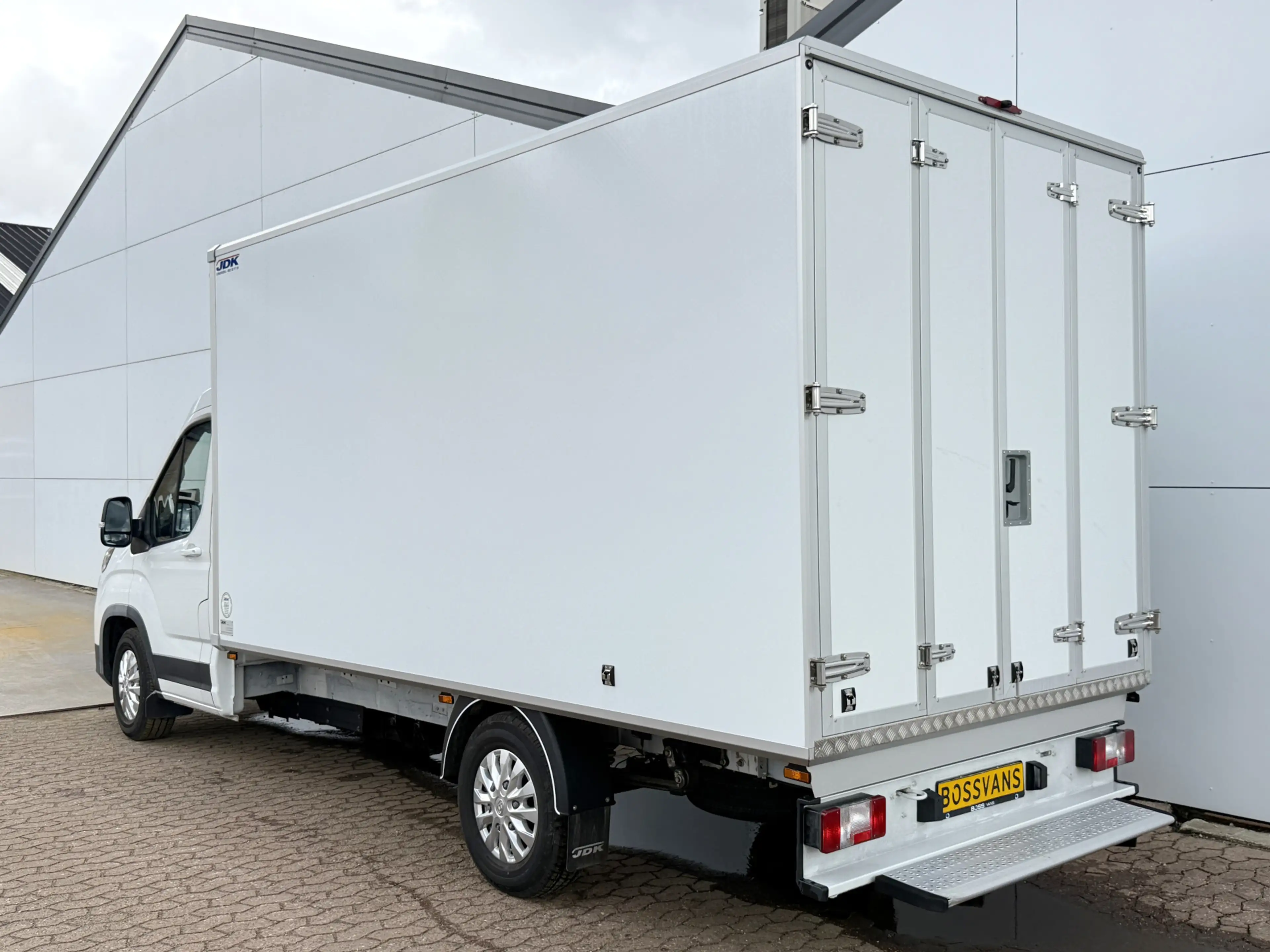Maxus eDeliver 9 65kWh 204PK Elektrisch Bakwagen met achterdeuren A — photo 3
