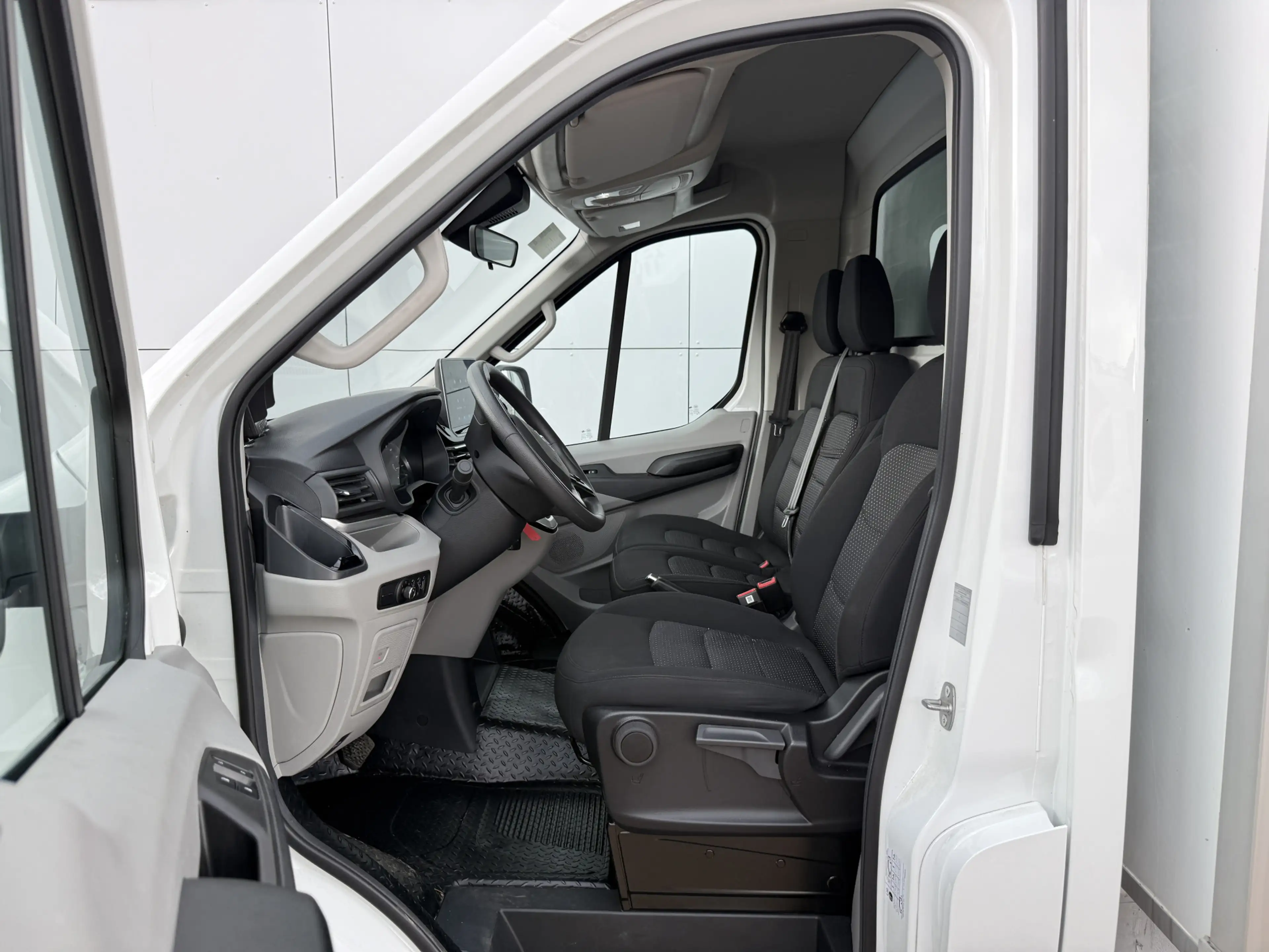 Maxus eDeliver 9 65kWh 204PK Elektrisch Bakwagen met achterdeuren A — photo 7