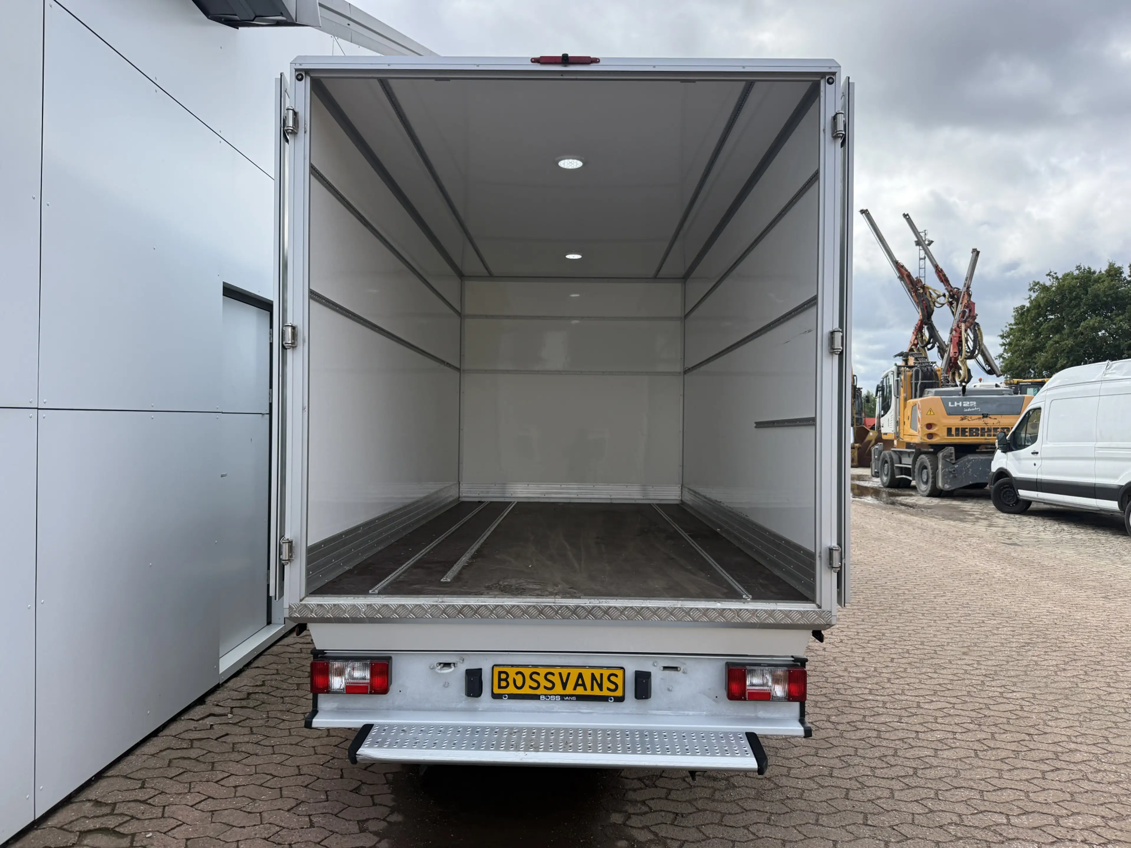 Maxus eDeliver 9 65kWh 204PK Elektrisch Bakwagen met achterdeuren A — photo 10