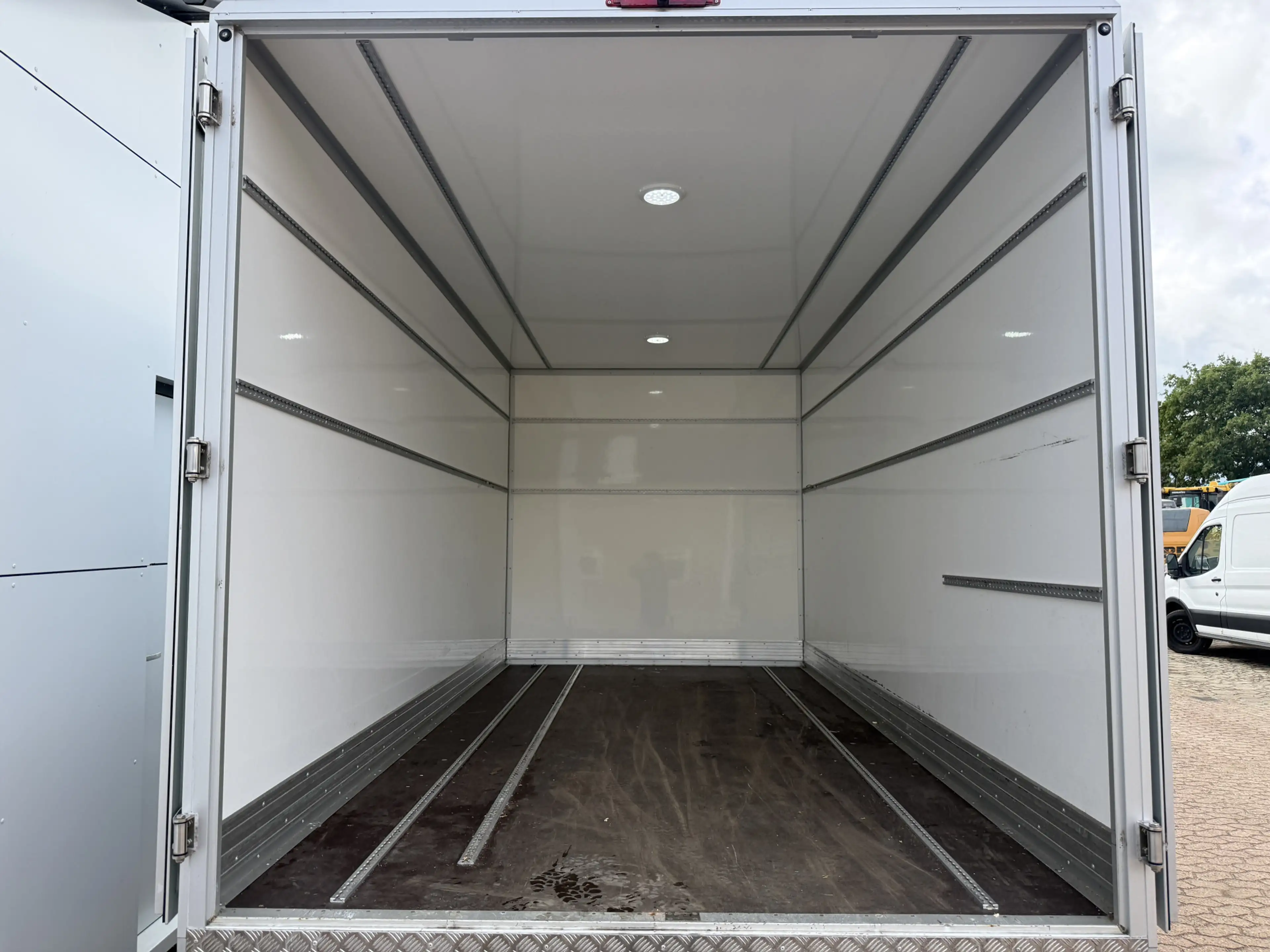 Maxus eDeliver 9 65kWh 204PK Elektrisch Bakwagen met achterdeuren A — photo 11