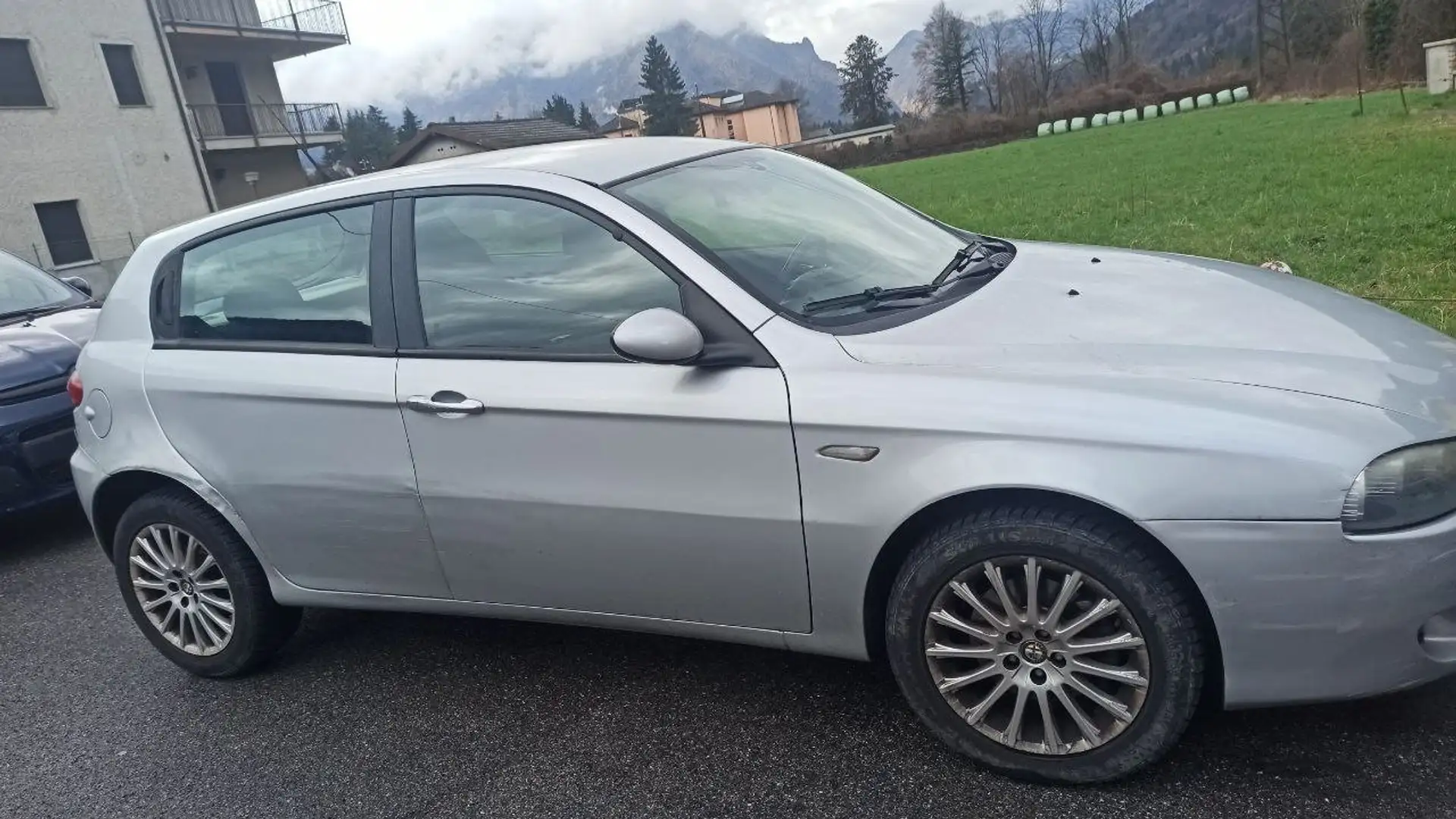 Alfa Romeo 147 1.6 16VTS (105) 5P Black Line (77 kw) Argento - 2