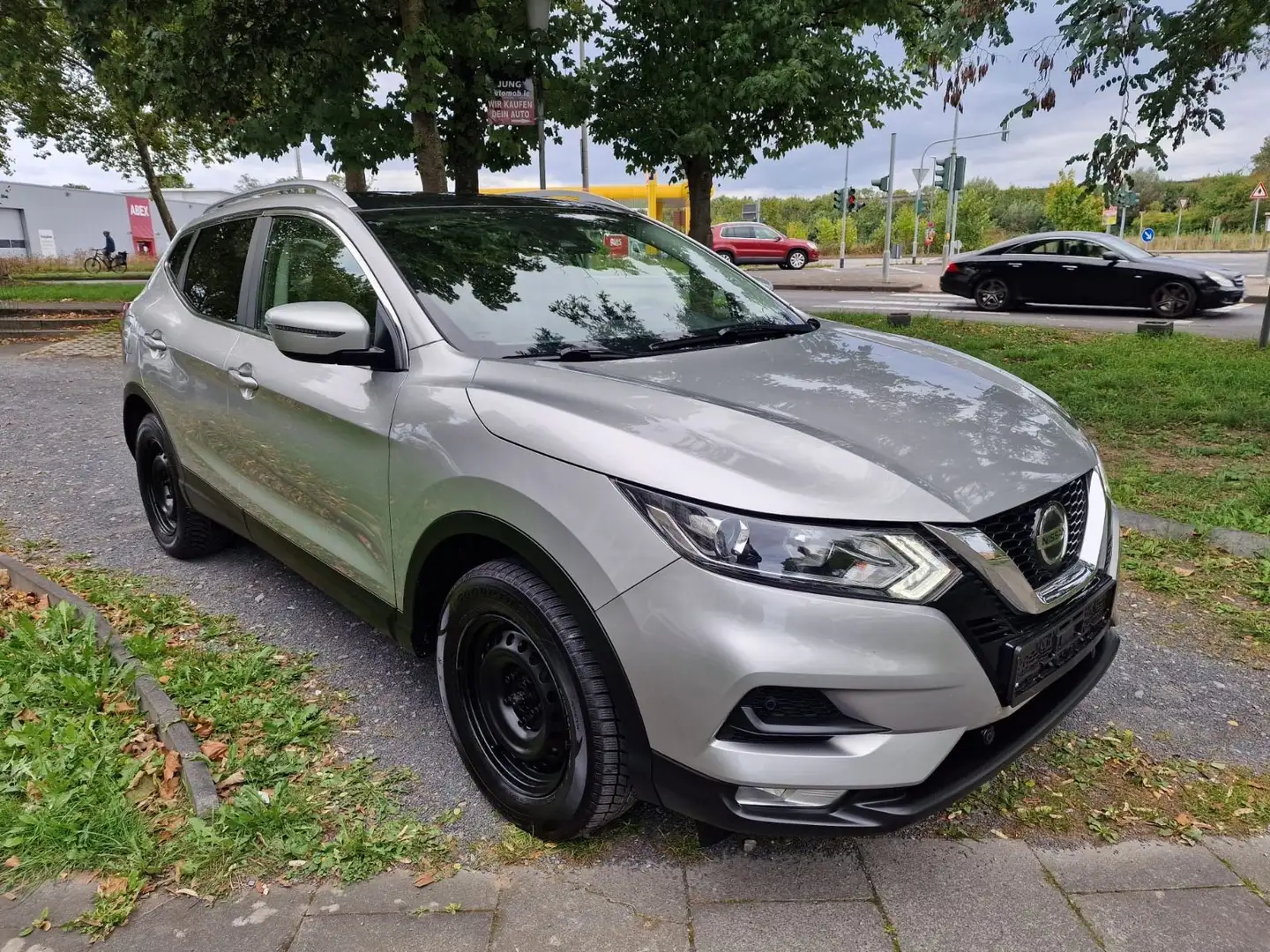Nissan Qashqai N-Way    Panorama / Navigation Silber - 1