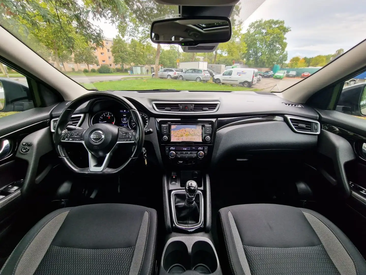 Nissan Qashqai N-Way    Panorama / Navigation Silber - 2