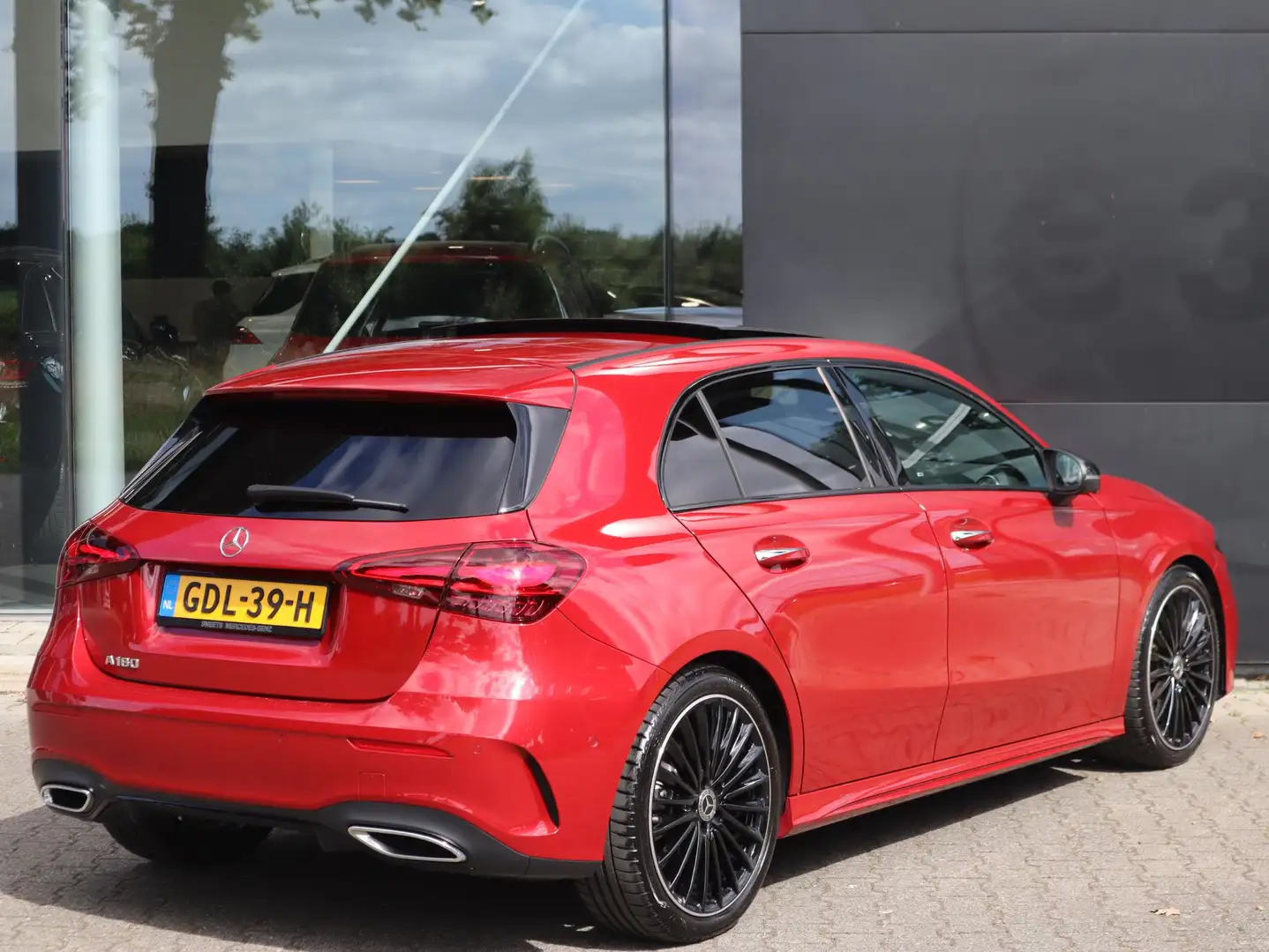 Mercedes-Benz A 180 Star Edition AMG Line Plus Multispaak | Dodehoekas Rood - 2