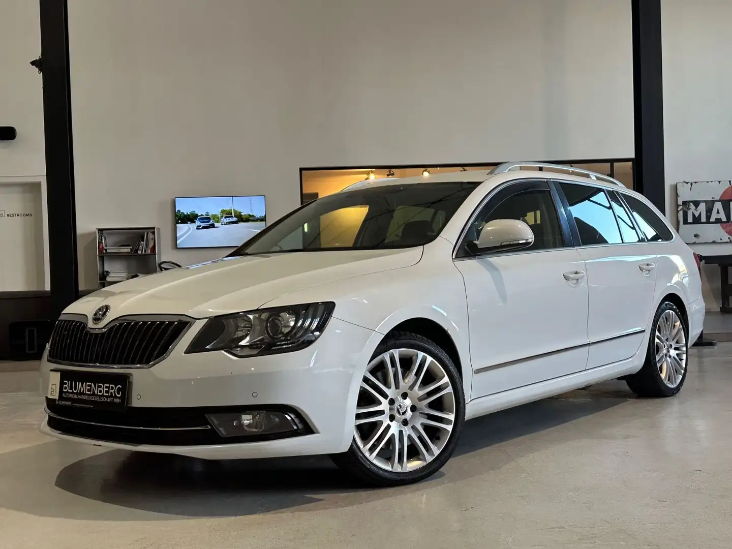 Skoda Superb 3.6 FSI Combi Elegance 4x4 *Navi,AHK,PDC* Weiß - 1